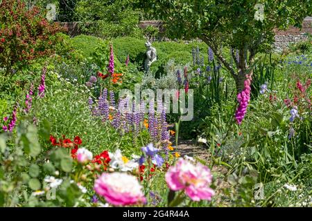 Il giardino presso la Charleston Farmhouse, la casa del Sussex Est di Vanessa Bell e Duncan Grant, West Firle, South Downs, Regno Unito Foto Stock