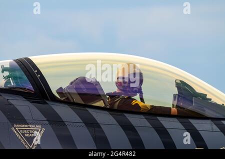 Turkish Air Force General Dynamics F-16C Fighting Falcon, pilota di caccia, esibendo al Royal International Air Tattoo, RAF Fairford, Regno Unito. Foto Stock