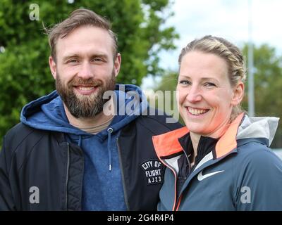 Robert Harting con la moglie Julia Harting al Schönebecker Solecup 2021 Foto Stock