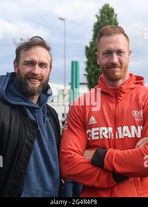 Robert Harting con il fratello Christoph Harting al Schönebecker Solecup 2021 Foto Stock