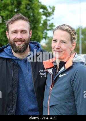 Robert Harting con la moglie Julia Harting al Schönebecker Solecup 2021 Foto Stock