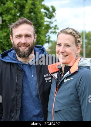 Robert Harting con la moglie Julia Harting al Schönebecker Solecup 2021 Foto Stock