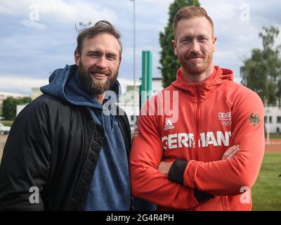 Robert Harting con il fratello Christoph Harting al Schönebecker Solecup 2021 Foto Stock