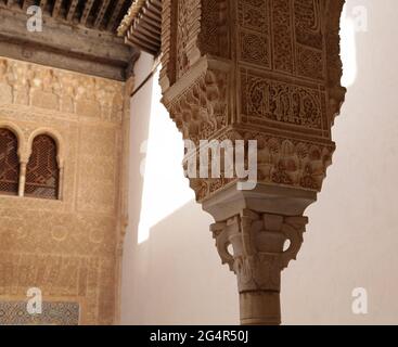 Patio della camera dorata questo piccolo patio tra il Mexuar e la camera dorata (Cuarto Dorado) Collega entrambi i palazzi.Alhambra a Granada.sulla cima della collina al-Sabika, sulla riva del fiume Darro, Granada Spain.Constructied come fortezza nel 889 CE., poi ampiamente ignorata.ricostruita metà del 13 ° secolo da arabo Nasrid emir Mohammed ben al-Ahmar dell'Emirato di Granada, dopo il cristiano Reconquista nel 1492, il sito divenne la Corte reale di Ferdinand e Isabella. Foto Stock