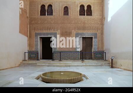 Patio della camera dorata questo piccolo patio tra il Mexuar e la camera dorata (Cuarto Dorado) Collega entrambi i palazzi. All'Alhambra in Granada. Sulla cima della collina al-Sabika, sulla riva del fiume Darro, Granada Spain. Costruito come una fortezza nel 889 CE., poi ampiamente ignorato.ricostruito a metà del 13 ° secolo da arabo Nasrid emir Mohammed ben al-Ahmar dell'Emirato di Granada, dopo la Reconquista cristiana nel 1492, il sito divenne il reale Corte di Ferdinando e Isabella. Foto Stock