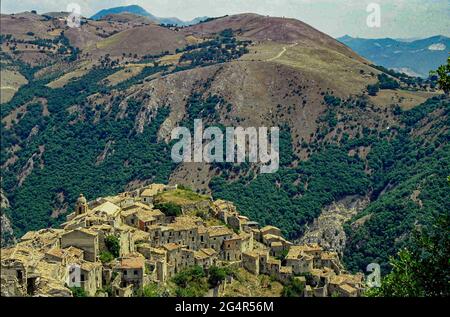 Romagnano al Monte, Campania, Italia. Antico borgo distrutto e abbandonato. Vecchia foto ripresa in film. Foto Stock