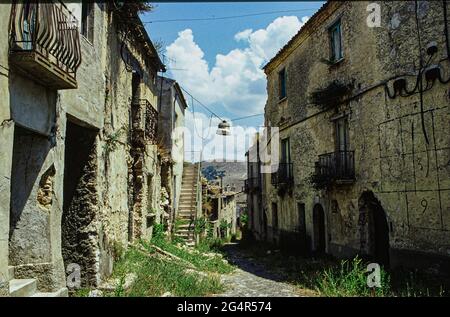 Romagnano al Monte, Campania, Italia. Antico borgo distrutto e abbandonato. Vecchia foto ripresa in film. Foto Stock
