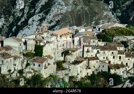 Romagnano al Monte, Campania, Italia. Antico borgo distrutto e abbandonato. Vecchia foto ripresa in film. Foto Stock