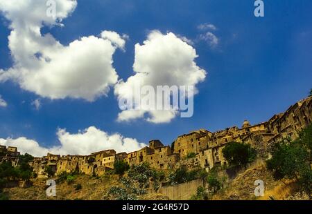 Romagnano al Monte, Campania, Italia. Antico borgo distrutto e abbandonato. Vecchia foto ripresa in film. Foto Stock