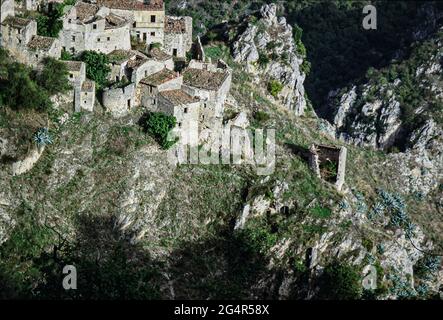 Romagnano al Monte, Campania, Italia. Antico borgo distrutto e abbandonato. Vecchia foto ripresa in film. Foto Stock