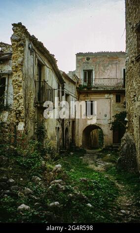 Romagnano al Monte, Campania, Italia. Antico borgo distrutto e abbandonato. Vecchia foto ripresa in film. Foto Stock