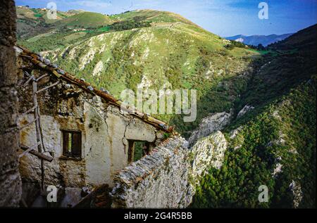 Romagnano al Monte, Campania, Italia. Antico borgo distrutto e abbandonato. Vecchia foto ripresa in film. Foto Stock