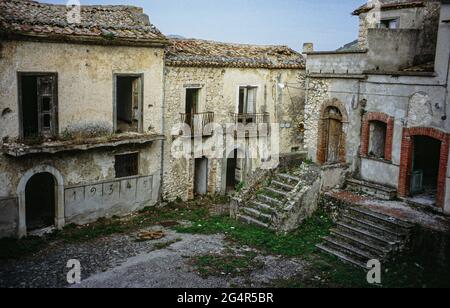 Romagnano al Monte, Campania, Italia. Antico borgo distrutto e abbandonato. Vecchia foto ripresa in film. Foto Stock