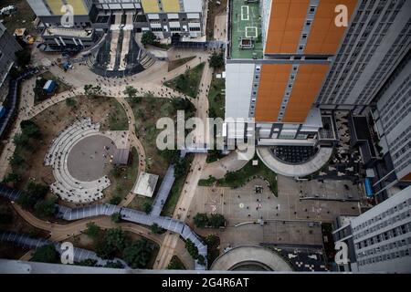 Centro di Giacarta, Indonesia. 20 Giugno 2021. (NOTA PER I REDATTORI: Immagine acquisita con drone) Vista aerea dei pazienti con COVID-19 che svolgono l'esercizio all'interno del complesso ospedaliero di emergenza Wisma Atlet Covid-19. L'Ospedale di emergenza Wisma Atlet Covid-19 con 7,394 letti è quasi il 90% riempito. L'Indonesia ha registrato un picco significativo nei casi COVID-19 dopo la vacanza Eid durante l'ultimo mese. Il numero dei casi di Covid-19 è stato superato di due milioni. (Foto di Ria Krisadhi/SOPA Images/Sipa USA) Credit: Sipa USA/Alamy Live News Foto Stock