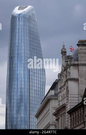 Visto dalla città di Londra, un Blackfriars (uno dei più nuovi grattacieli della capitale) sorge sopra una bandiera di Union Jack, il 22 giugno 2021, a Londra, Inghilterra. Situato su Bankside, la riva sud del fiume Tamigi, lo sviluppo è una torre di 52 piani di 170 metri, i cui usi includono appartamenti residenziali, un hotel e negozi al dettaglio. Foto Stock