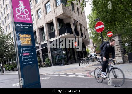 Un ciclista passa oltre le statistiche ciclistiche annuali per la SuperHighway CS6 Nord-Sud che consente ai pendolari viaggi sicuri a sud di Blackfriars Bridge, il 22 giugno 2021, a Londra, Inghilterra. Foto Stock