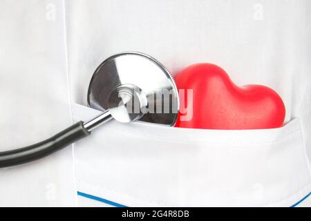 Ambulanza. Cardiologia Sanità. Stetoscopio e cuore rosso nella tasca di un abito medico. Sanità e paziente, fallimento e malattie concetto Foto Stock