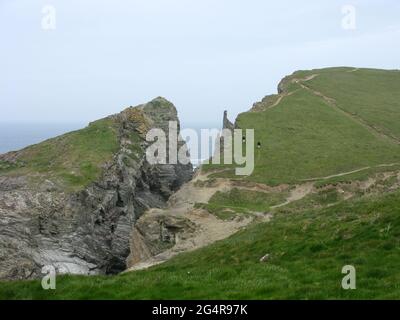L'enigmatica pila di Gunver Head. Rocce di Merope. Sentiero della costa sud-occidentale. Cornovaglia nord. Paese occidentale. Inghilterra. REGNO UNITO Foto Stock