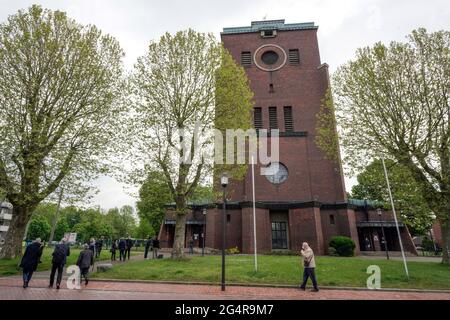 In der katholischen Kirche St. Antonius in Castrop-Rauxel können sich am Mittwoch (19.05.2021) Patienten einer benachbarten Arztpraxis gegen Corona impfen lassen. (Foto: Patienten warten vor der Kirche). Bis zu 60 Menschen pro Stunde sollen eine Corona-Schutzimpfung erhalten. Die Kirche ist damit eine der bunddesweit ersten, die sich für eine solche Aktion zur Verfügung gestellt Hat. Foto Stock