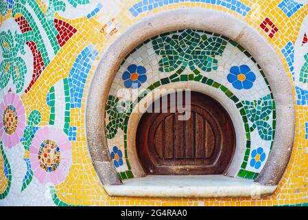 Biglietteria all'aperto decorata con colorati mosaici in ceramica nella città di Barcellona, primo piano foto orizzontale Foto Stock