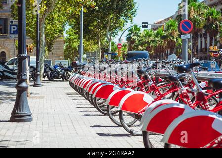 Parcheggio biciclette a noleggio. Noleggiate una bicicletta in via Barcellona. Spagna Foto Stock