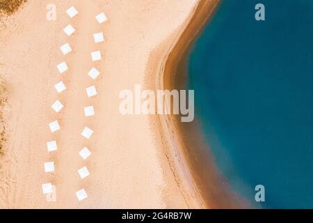 Concept viaggi e vacanze estive. Spiaggia e mare blu onde sfondo mare da vista aerea dall'alto. Foto Stock