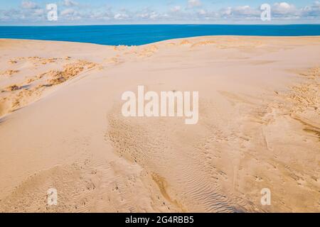 Confine tra deserto di sabbia e mare salato, vista aerea dall'alto. Foto Stock