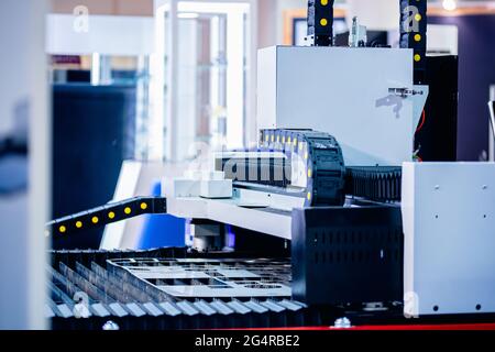 Pannello di controllo laser CNC taglio di metallo con scintilla di luce colore blu, tecnologia industriale moderna. Foto Stock