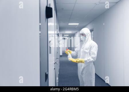 Disinfetta lavoro in spray di tenuta per rifiuti sanitari con pulizia casa appartamento vs infezione virus, uccidere batteri. Foto Stock