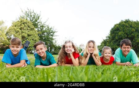 Dei bambini felici che giace in posizione di parcheggio Foto Stock