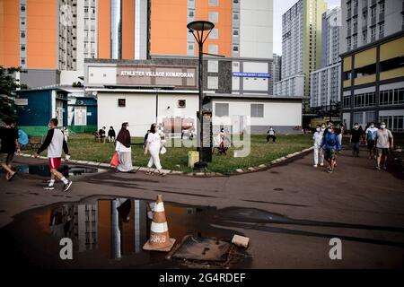 Centro di Giacarta, Indonesia. 21 Giugno 2021. Pazienti con esercizio COVID-19, all'interno del complesso ospedaliero di emergenza Wisma Atlet Covid-19. L'Ospedale di emergenza Wisma Atlet Covid-19 con 7,394 letti è quasi il 90% riempito. L'Indonesia ha registrato un picco significativo nei casi COVID-19 dopo la vacanza Eid durante l'ultimo mese. Il numero dei casi di Covid-19 è stato superato di due milioni. Credit: SOPA Images Limited/Alamy Live News Foto Stock