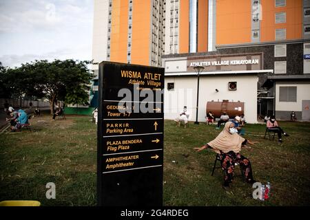 Centro di Giacarta, Indonesia. 21 Giugno 2021. I pazienti con COVID-19 sono visti prendere il sole all'interno del complesso ospedaliero di emergenza Wisma Atlet Covid-19. L'Ospedale di emergenza Wisma Atlet Covid-19 con 7,394 letti è quasi il 90% riempito. L'Indonesia ha registrato un picco significativo nei casi COVID-19 dopo la vacanza Eid durante l'ultimo mese. Il numero dei casi di Covid-19 è stato superato di due milioni. Credit: SOPA Images Limited/Alamy Live News Foto Stock