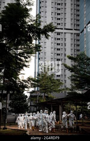 Centro di Giacarta, Indonesia. 21 Giugno 2021. Gli operatori sanitari che indossano dispositivi di protezione individuale si trovano all'interno del complesso ospedaliero di emergenza Wisma Atlet Covid-19. L'Ospedale di emergenza Wisma Atlet Covid-19 con 7,394 letti è quasi il 90% riempito. L'Indonesia ha registrato un picco significativo nei casi COVID-19 dopo la vacanza Eid durante l'ultimo mese. Il numero dei casi di Covid-19 è stato superato di due milioni. Credit: SOPA Images Limited/Alamy Live News Foto Stock