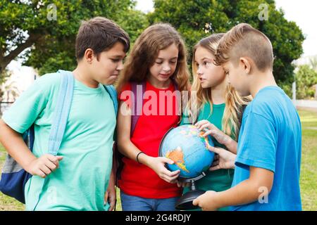 Imparare la geografia nel parco. Foto Stock