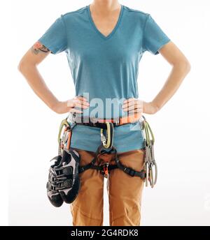 Donna che indossa sistema di cintura per l'arrampicata. Foto Stock