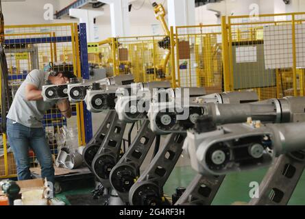 23 giugno 2021, Haian, Haian, Cina: Il 22 giugno 2021, lo staff di Jiangsu Turing Intelligent Robot Co., Ltd. Ha installato e debuttato robot di saldatura in officina. Turing Intelligent Robot, situato nel Parco Hi-Tech Pioneer della zona di sviluppo economico e tecnologico di Haian, è un'azienda nazionale high-tech, con robot di saldatura domestici e robot SCARA domestici che mantengono il volume di vendite più alto. Fino ad oggi, l'azienda ha venduto quasi 3,000 robot di saldatura quest'anno, e si prevede che quest'anno verranno spediti più di 6,000 robot di saldatura. I prodotti vengono venduti a tutte le parti di Foto Stock