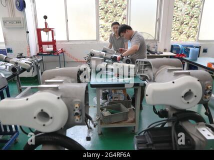 23 giugno 2021, Haian, Haian, Cina: Il 22 giugno 2021, lo staff di Jiangsu Turing Intelligent Robot Co., Ltd. Ha installato e debuttato robot di saldatura in officina. Turing Intelligent Robot, situato nel Parco Hi-Tech Pioneer della zona di sviluppo economico e tecnologico di Haian, è un'azienda nazionale high-tech, con robot di saldatura domestici e robot SCARA domestici che mantengono il volume di vendite più alto. Fino ad oggi, l'azienda ha venduto quasi 3,000 robot di saldatura quest'anno, e si prevede che quest'anno verranno spediti più di 6,000 robot di saldatura. I prodotti vengono venduti a tutte le parti di Foto Stock