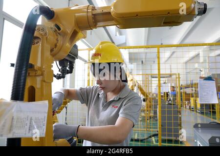 23 giugno 2021, Haian, Haian, Cina: Il 22 giugno 2021, lo staff di Jiangsu Turing Intelligent Robot Co., Ltd. Ha installato e debuttato robot di saldatura in officina. Turing Intelligent Robot, situato nel Parco Hi-Tech Pioneer della zona di sviluppo economico e tecnologico di Haian, è un'azienda nazionale high-tech, con robot di saldatura domestici e robot SCARA domestici che mantengono il volume di vendite più alto. Fino ad oggi, l'azienda ha venduto quasi 3,000 robot di saldatura quest'anno, e si prevede che quest'anno verranno spediti più di 6,000 robot di saldatura. I prodotti vengono venduti a tutte le parti di Foto Stock