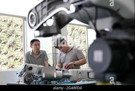 23 giugno 2021, Haian, Haian, Cina: Il 22 giugno 2021, lo staff di Jiangsu Turing Intelligent Robot Co., Ltd. Ha installato e debuttato robot di saldatura in officina. Turing Intelligent Robot, situato nel Parco Hi-Tech Pioneer della zona di sviluppo economico e tecnologico di Haian, è un'azienda nazionale high-tech, con robot di saldatura domestici e robot SCARA domestici che mantengono il volume di vendite più alto. Fino ad oggi, l'azienda ha venduto quasi 3,000 robot di saldatura quest'anno, e si prevede che quest'anno verranno spediti più di 6,000 robot di saldatura. I prodotti vengono venduti a tutte le parti di Foto Stock