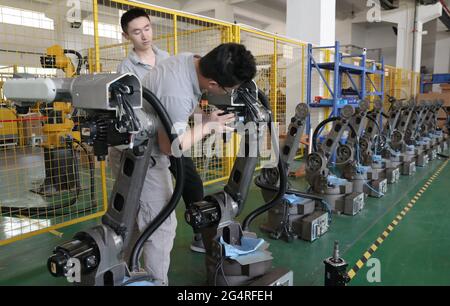 23 giugno 2021, Haian, Haian, Cina: Il 22 giugno 2021, lo staff di Jiangsu Turing Intelligent Robot Co., Ltd. Ha installato e debuttato robot di saldatura in officina. Turing Intelligent Robot, situato nel Parco Hi-Tech Pioneer della zona di sviluppo economico e tecnologico di Haian, è un'azienda nazionale high-tech, con robot di saldatura domestici e robot SCARA domestici che mantengono il volume di vendite più alto. Fino ad oggi, l'azienda ha venduto quasi 3,000 robot di saldatura quest'anno, e si prevede che quest'anno verranno spediti più di 6,000 robot di saldatura. I prodotti vengono venduti a tutte le parti di Foto Stock