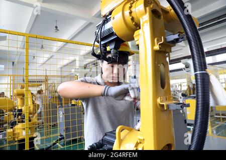 23 giugno 2021, Haian, Haian, Cina: Il 22 giugno 2021, lo staff di Jiangsu Turing Intelligent Robot Co., Ltd. Ha installato e debuttato robot di saldatura in officina. Turing Intelligent Robot, situato nel Parco Hi-Tech Pioneer della zona di sviluppo economico e tecnologico di Haian, è un'azienda nazionale high-tech, con robot di saldatura domestici e robot SCARA domestici che mantengono il volume di vendite più alto. Fino ad oggi, l'azienda ha venduto quasi 3,000 robot di saldatura quest'anno, e si prevede che quest'anno verranno spediti più di 6,000 robot di saldatura. I prodotti vengono venduti a tutte le parti di Foto Stock