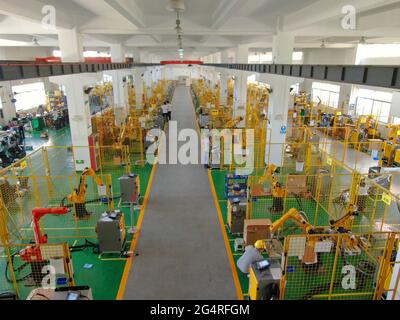 23 giugno 2021, Haian, Haian, Cina: Il 22 giugno 2021, lo staff di Jiangsu Turing Intelligent Robot Co., Ltd. Ha installato e debuttato robot di saldatura in officina. Turing Intelligent Robot, situato nel Parco Hi-Tech Pioneer della zona di sviluppo economico e tecnologico di Haian, è un'azienda nazionale high-tech, con robot di saldatura domestici e robot SCARA domestici che mantengono il volume di vendite più alto. Fino ad oggi, l'azienda ha venduto quasi 3,000 robot di saldatura quest'anno, e si prevede che quest'anno verranno spediti più di 6,000 robot di saldatura. I prodotti vengono venduti a tutte le parti di Foto Stock