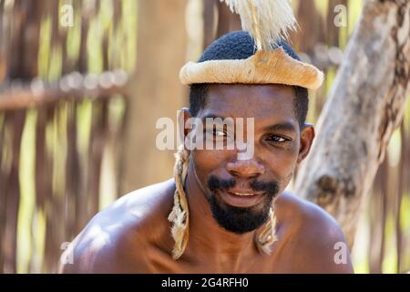 Lesedi Cultural Village, Sudafrica - 4 novembre 2016: Zulu Guerriero che indossa pelle impala e copricapo di struzzo. Zulu è uno dei cinque trib principali Foto Stock