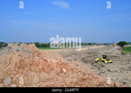 macchine movimento terra pesanti che lavorano sulla costruzione della nuova strada orbitale di leeds est yorkshire regno unito Foto Stock