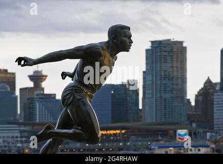 Statua di Harry Jerome sulla parete di mare di Stanley Park a Vancouver, BC, Canada. Foto Stock