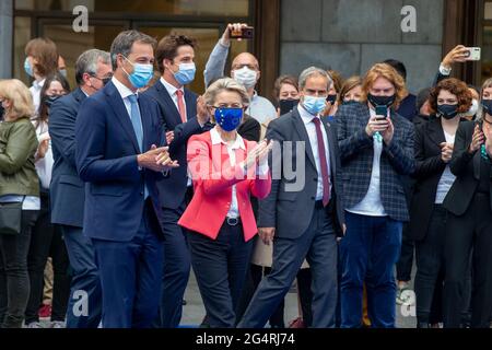 Il primo ministro Alexander De Croo e il presidente della Commissione europea Ursula von der Leyen hanno raffigurato durante una visita della presidente della Commissione europea Foto Stock