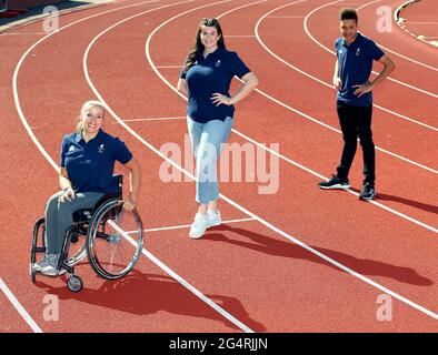 Hannah Cockroft MBE (a sinistra), Hollie Arnold MBE (al centro) e Thomas Young durante l'annuncio della squadra di atletica para al Centro di atletica ad alte prestazioni della Loughborough University. Data immagine: Mercoledì 23 giugno 2021. Foto Stock