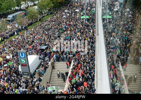 In Germania, la città di Amburgo, venerdì per il movimento futuro, tutti per il clima rally con 70.000 manifestanti per la protezione del clima / Deutschland, Amburgo, Jungfernstieg und Binnenalster, Venerdì-per la futura Bewegung, Alle fürs Klima Demo fuer Klimaschutz 20.9.2019 Foto Stock