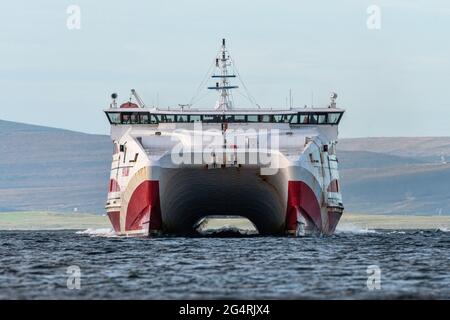 Un colpo di prua diretto sul catamarano Pentalina della Pentland Ferries, che opera tra Gills Bay a Caithness e St Margaret's Hope sulle Orcadi. Foto Stock