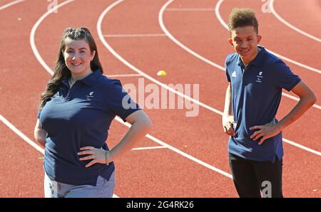 Hollie Arnold MBE (a sinistra) e Thomas Young durante l'annuncio della squadra di atletica para al Centro di atletica ad alte prestazioni della Loughborough University. Data immagine: Mercoledì 23 giugno 2021. Foto Stock